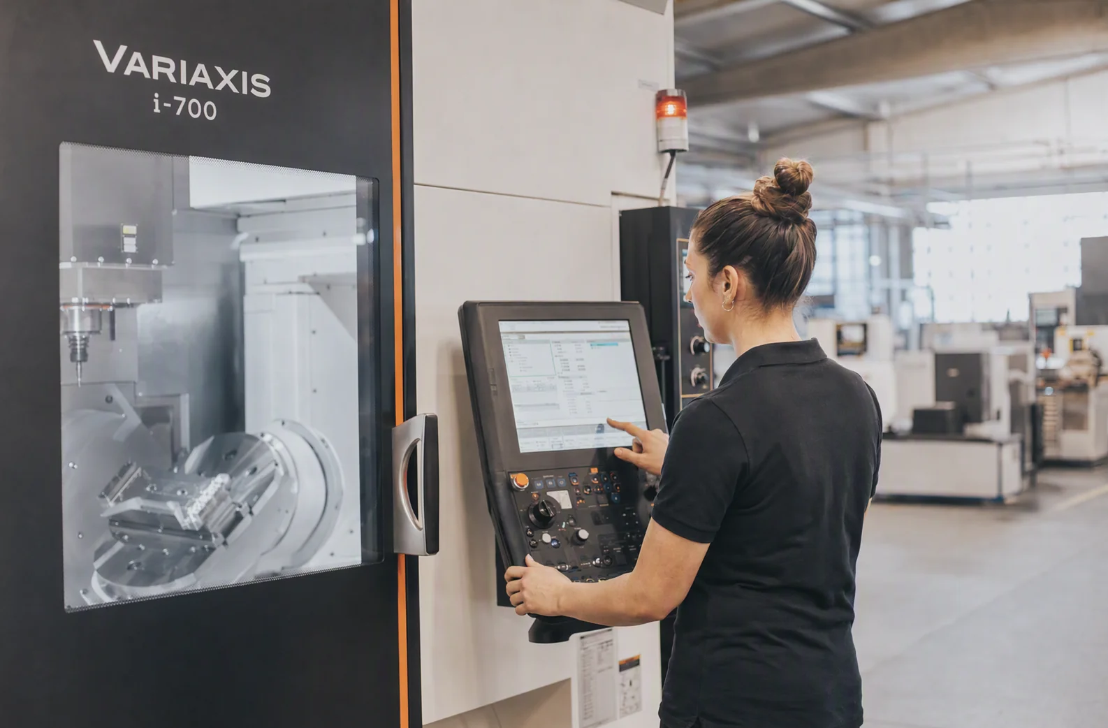 Zerspanungsmechanikerin am Mazak VARIAXIS i-700 5-Achs-Bearbeitungszentrum bei der Schoder GmbH in Langen