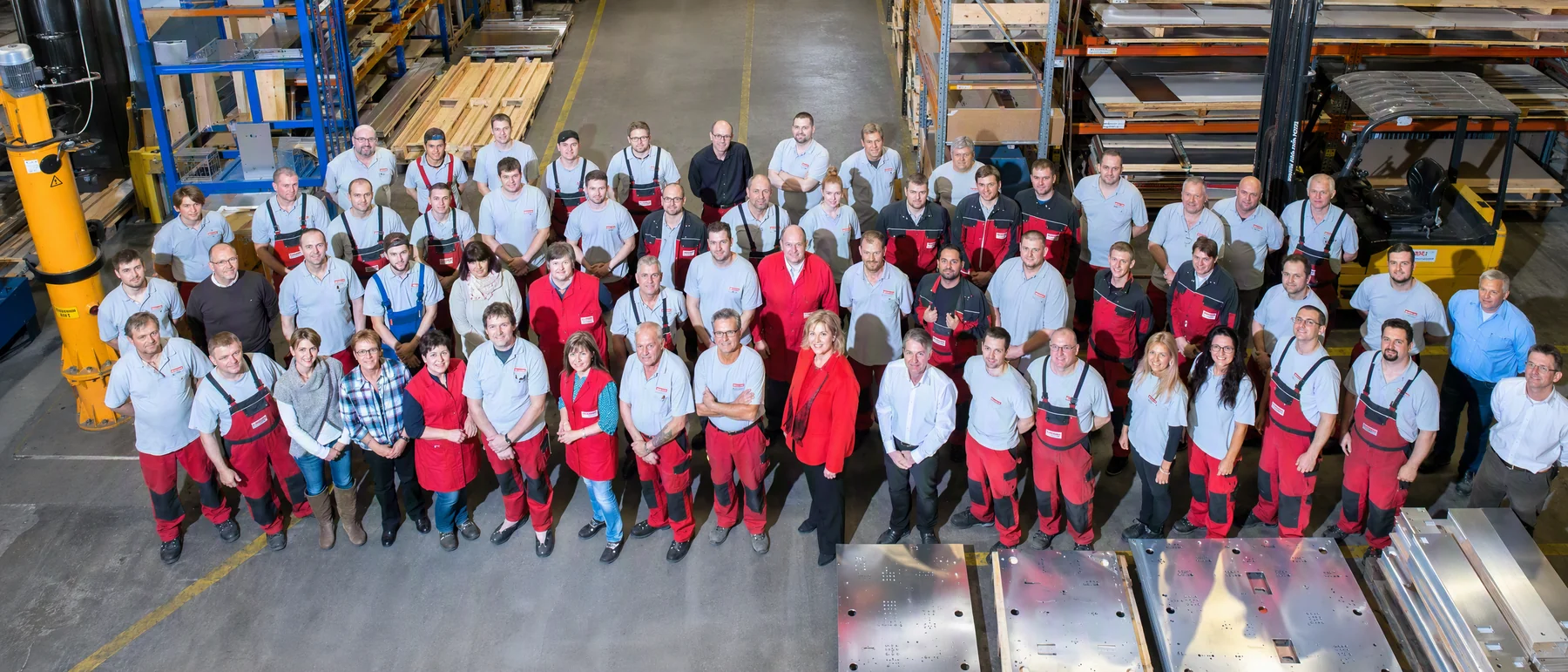 Das Team der Schoder GmbH vor der Produktionshalle in Langen
